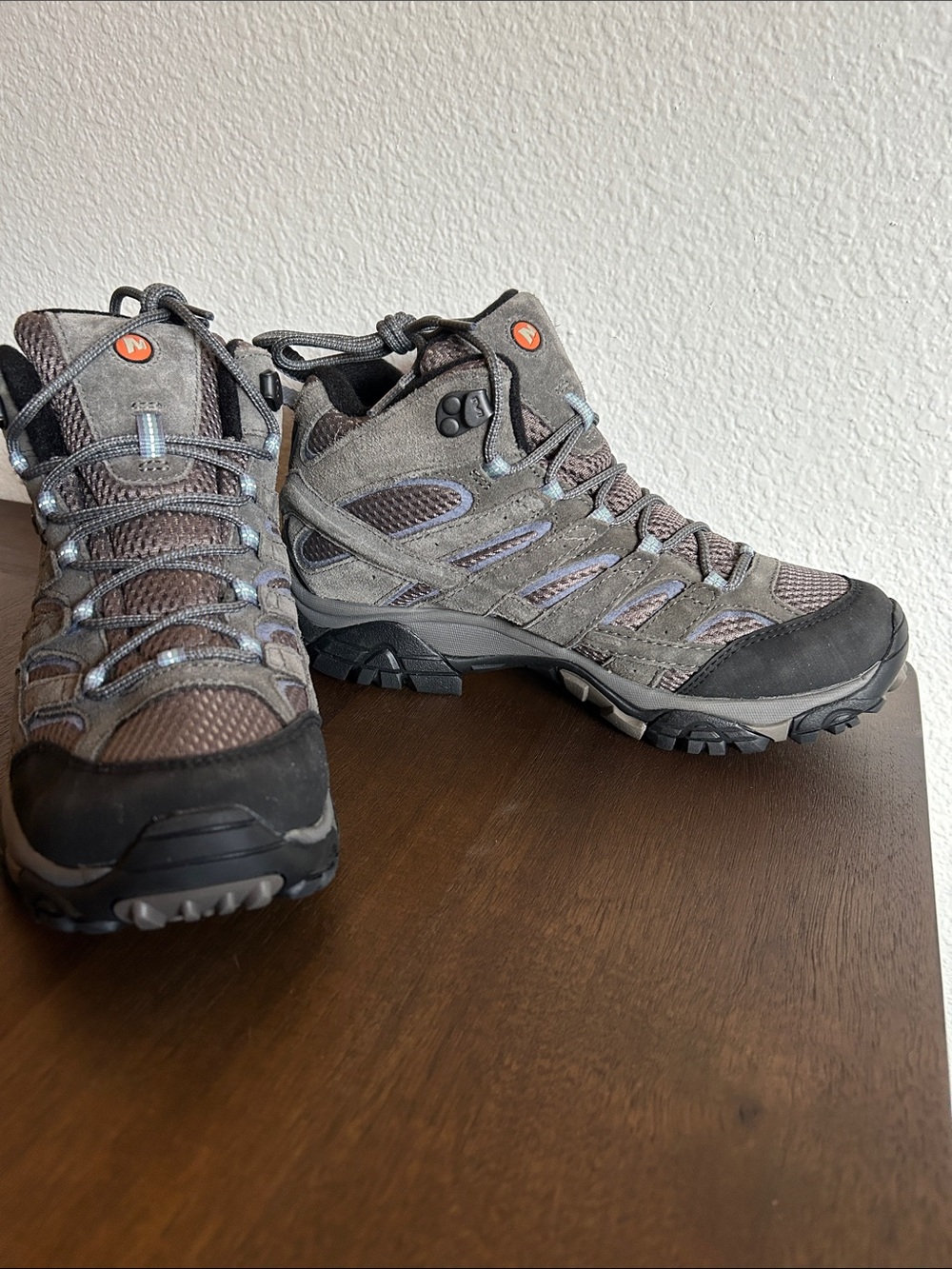 Merrell Moab 2 Mid hiking boots 8.5 in mint condition like new. Waterproof